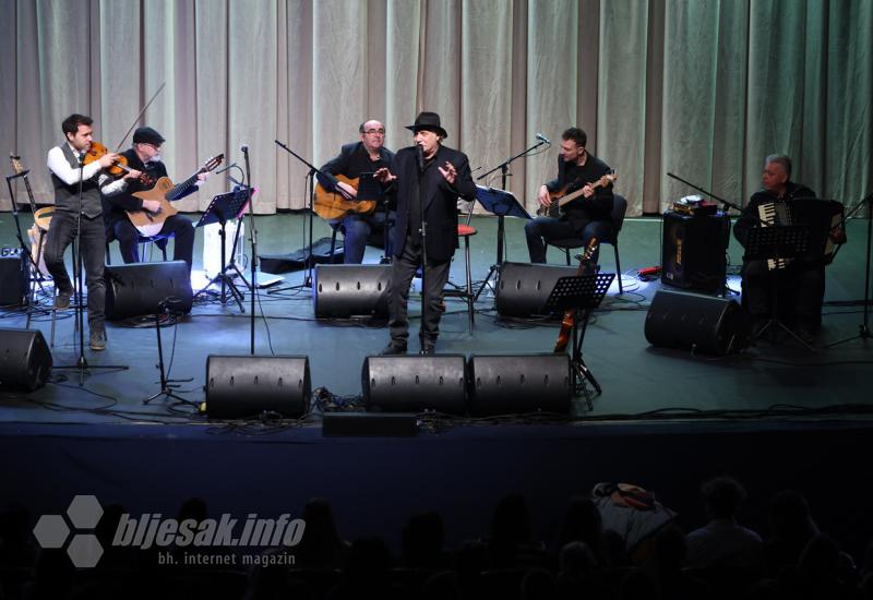 FOTO | Nešto drugačiji koncert: Rade Šerbedžija u Mostaru pred punom Kosačom